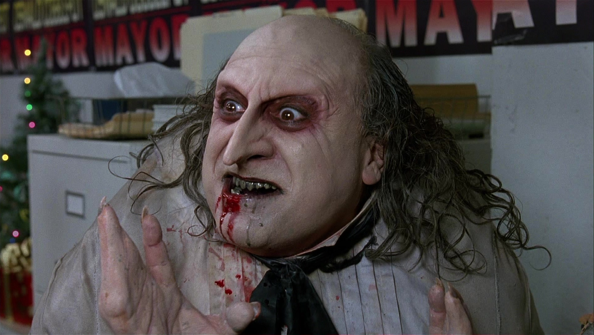 Batman Returns (1992), close, 1.77:1 — film still