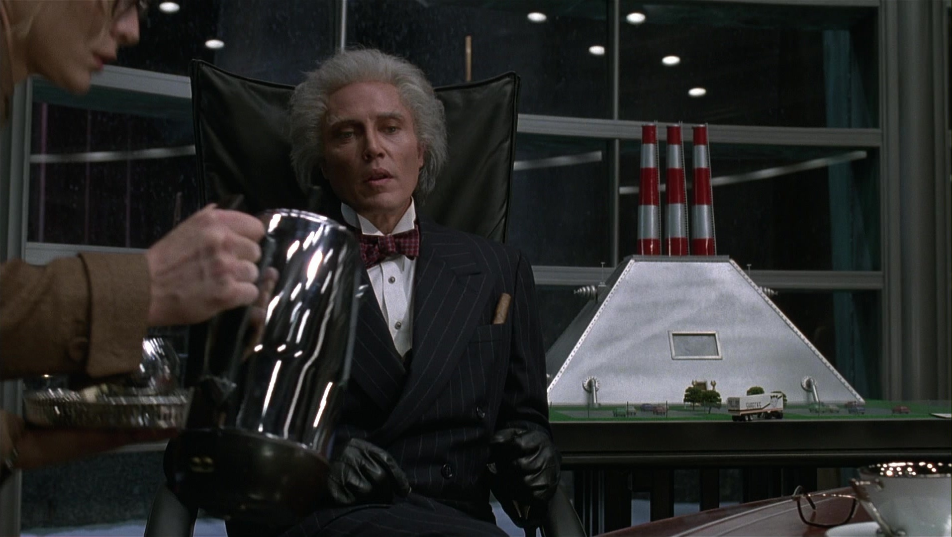 Batman Returns (1992), wide, 1.77:1 — film still