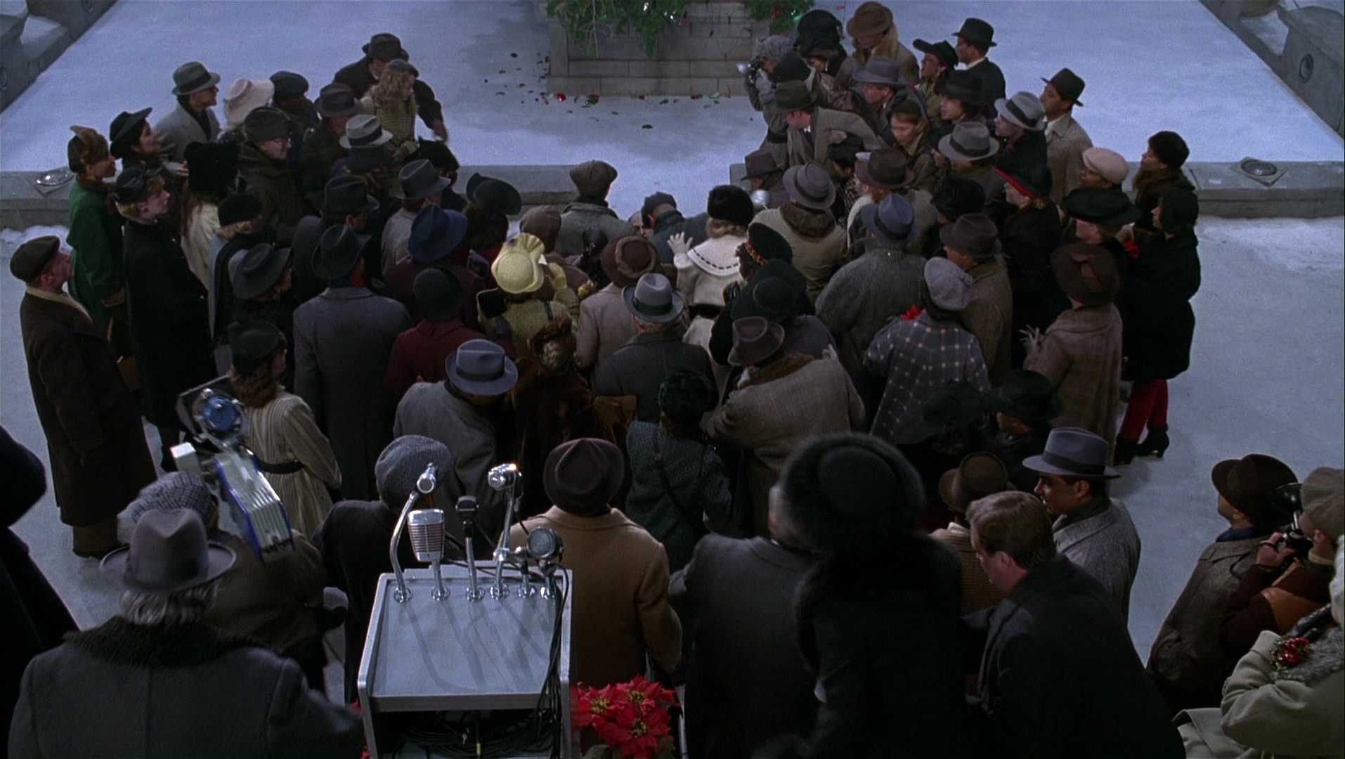 Batman Returns (1992), wide, 1.77:1 — film still