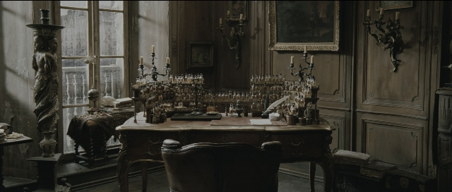 Wide shot frame from Perfume: The Story of a Murderer — room, table, mirror