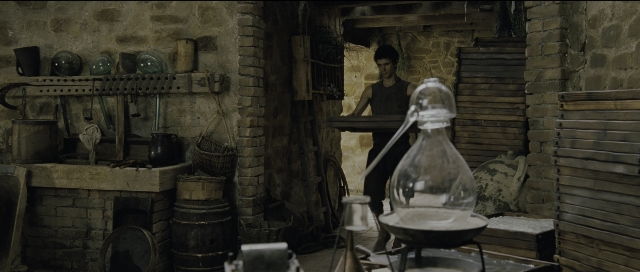 Wide shot frame from Perfume: The Story of a Murderer — standing, room, door