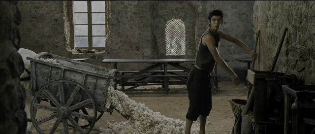 Wide shot frame from Perfume: The Story of a Murderer — standing, room, table
