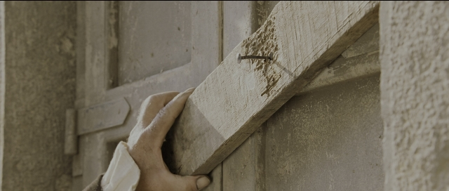 Wide shot frame from Perfume: The Story of a Murderer — door, hand, nail