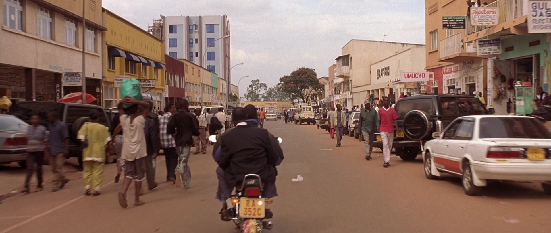 Hotel Rwanda (2004), wide, 2.36:1 — film still