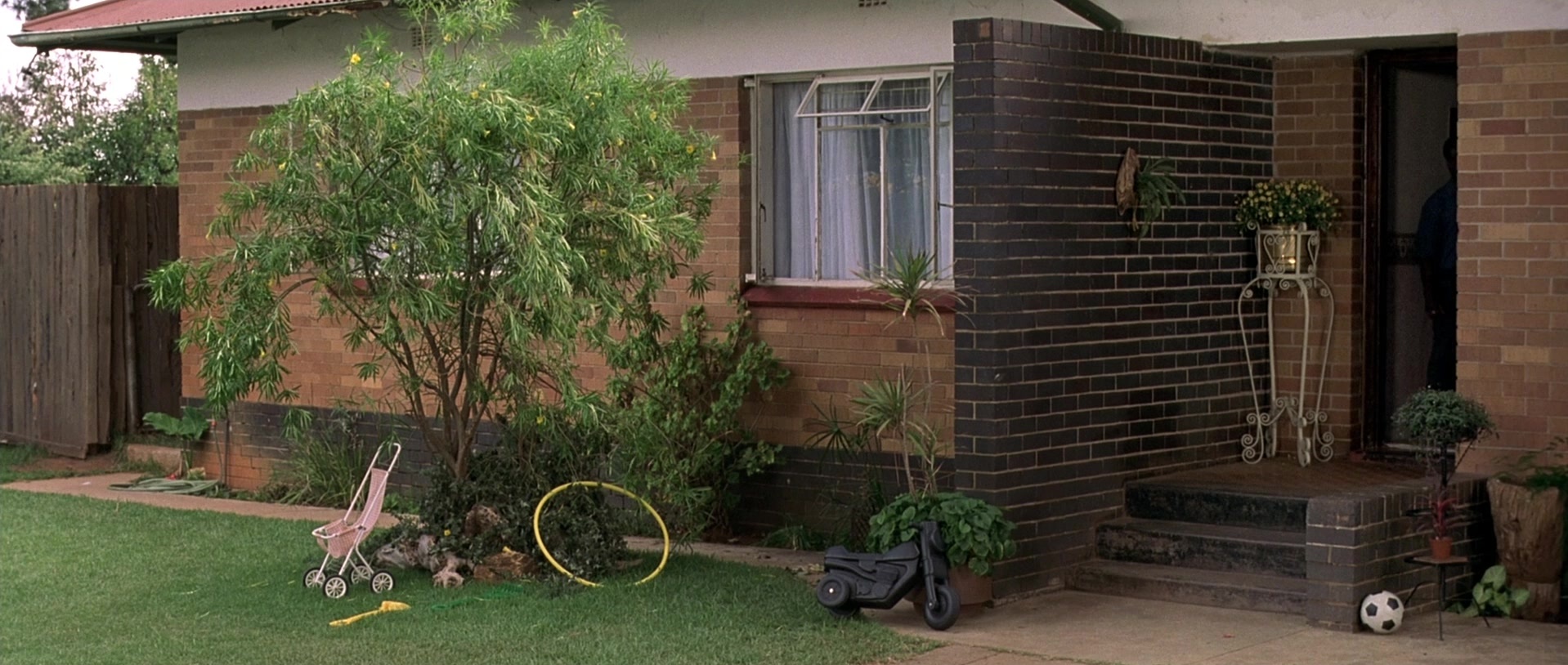 Hotel Rwanda (2004), wide, 2.36:1 — film still