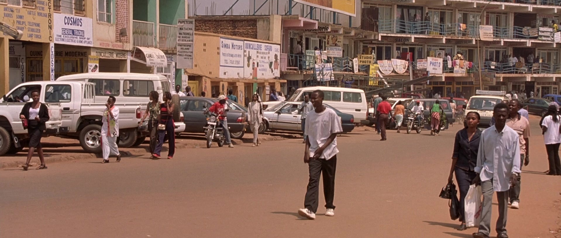 Hotel Rwanda (2004), wide, 2.36:1 — film still