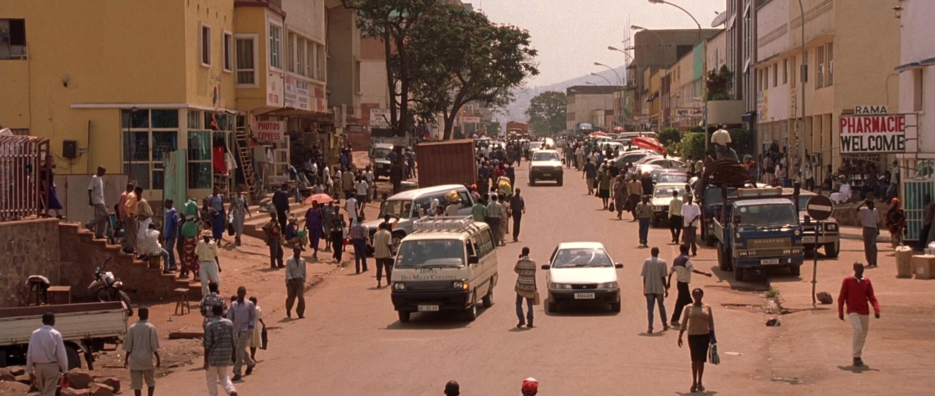 Hotel Rwanda (2004), wide, 2.36:1 — film still