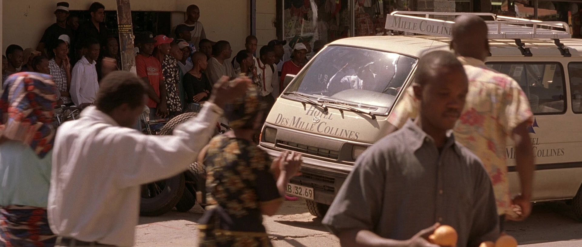 Hotel Rwanda (2004), wide, 2.36:1 — film still