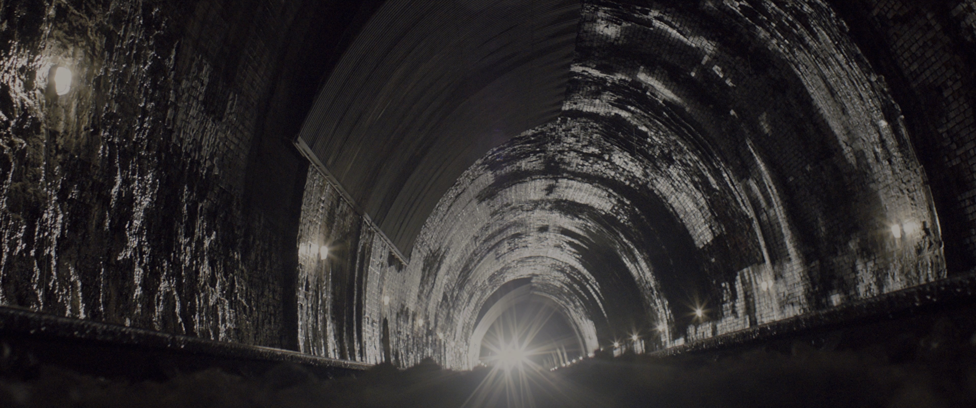 Kingsman: The Secret Service (2015), wide, 2.39:1 — film still