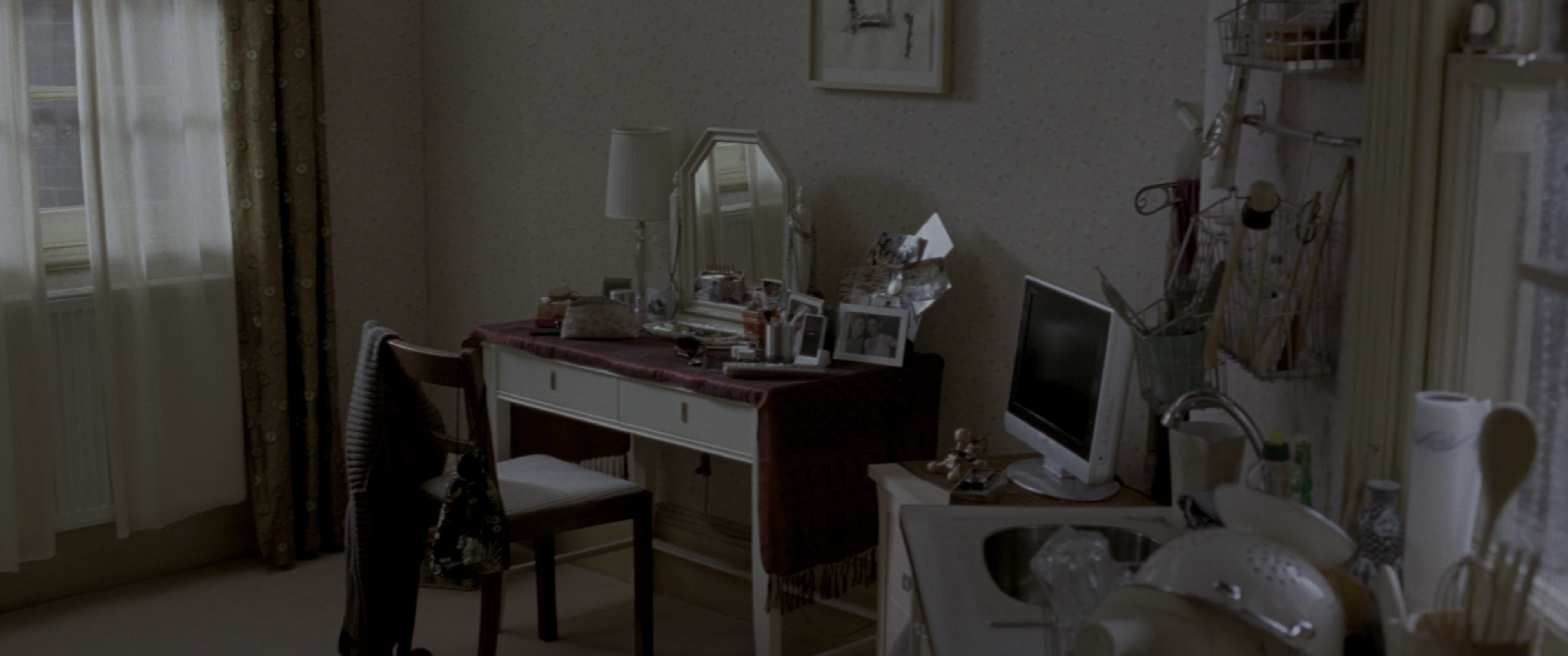 V for Vendetta (2006), wide, 2.39:1 — film still