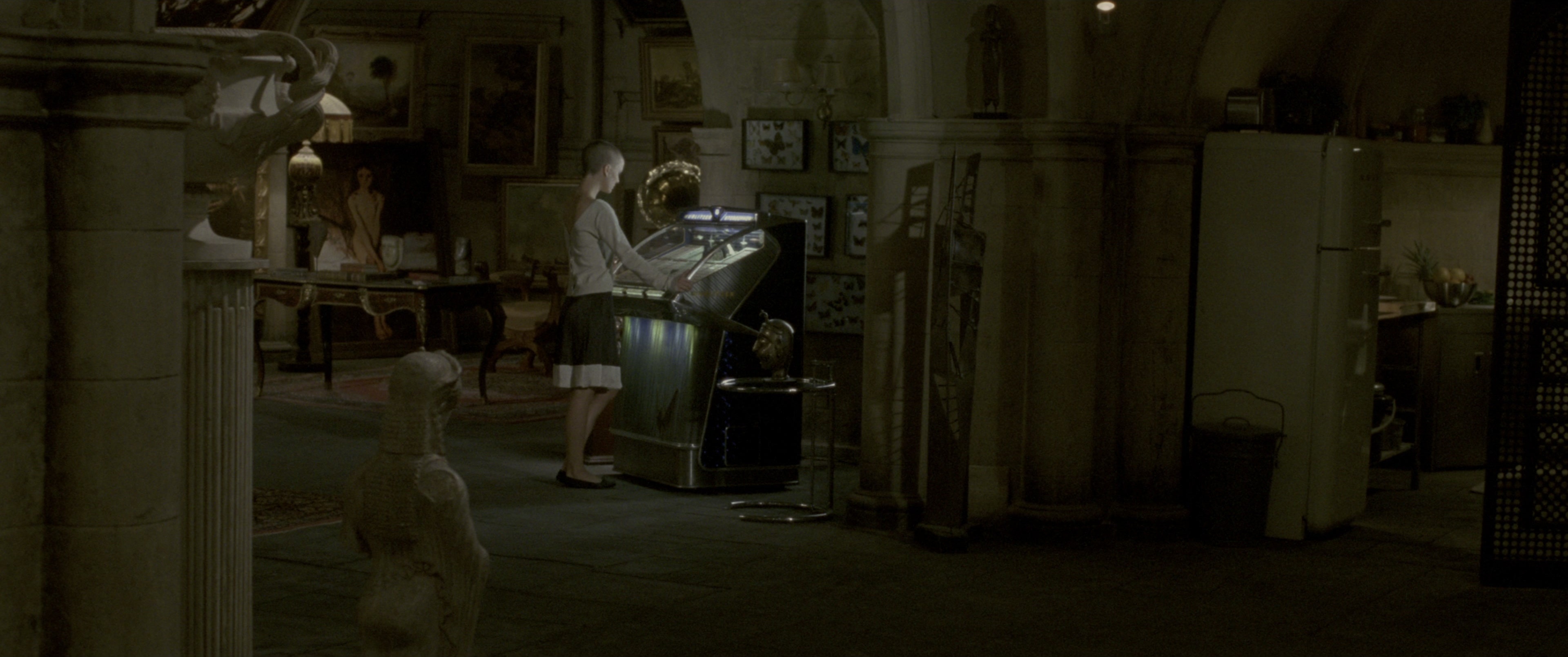 V for Vendetta (2006), wide, 2.39:1 — film still