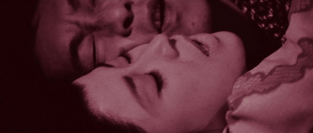 Wide shot frame from Kyôfu kikei ningen: Edogawa Rampo zenshû — bed, person, human face