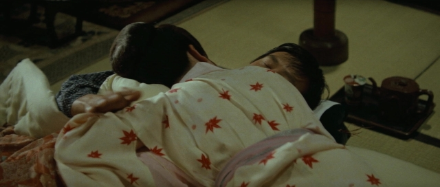 Medium shot frame from Kyôfu kikei ningen: Edogawa Rampo zenshû — bed, lamp, person
