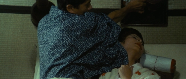 Wide shot frame from Kyôfu kikei ningen: Edogawa Rampo zenshû — room, bed, hand