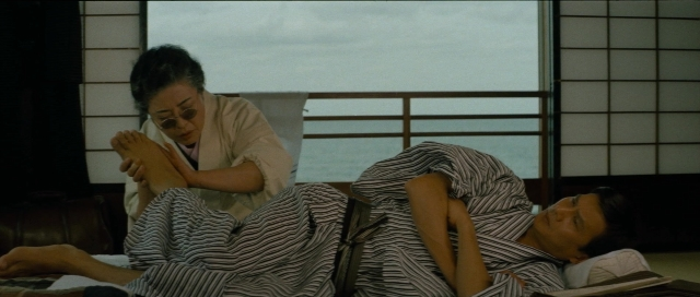 Wide shot frame from Kyôfu kikei ningen: Edogawa Rampo zenshû — standing, bed, sea