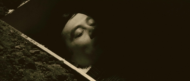 Wide shot frame from Kyôfu kikei ningen: Edogawa Rampo zenshû — bed, face, person