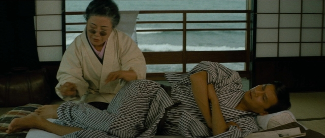 Wide shot frame from Kyôfu kikei ningen: Edogawa Rampo zenshû — standing, room, bed