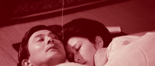 Frame from Kyôfu kikei ningen: Edogawa Rampo zenshû — bed, person, human face