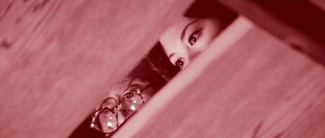 Frame from Kyôfu kikei ningen: Edogawa Rampo zenshû — bed, couch, face