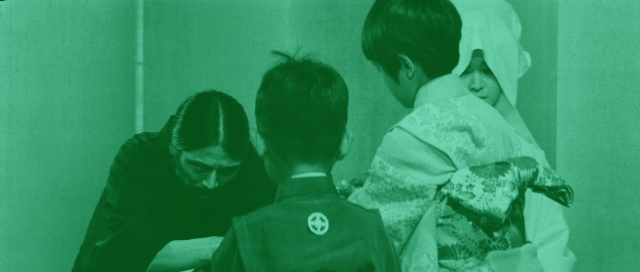 Wide shot frame from Kyôfu kikei ningen: Edogawa Rampo zenshû — standing, room, bird