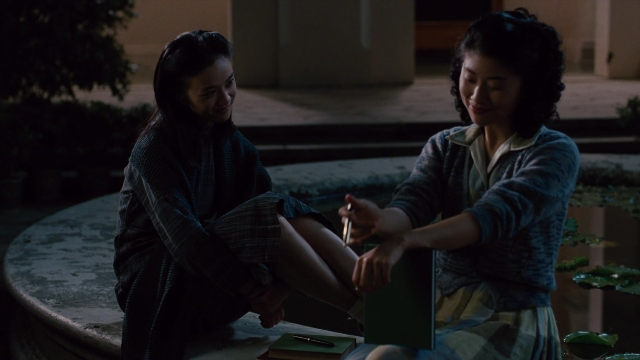 Wide shot frame from Se, jie — sitting, room, dialogue