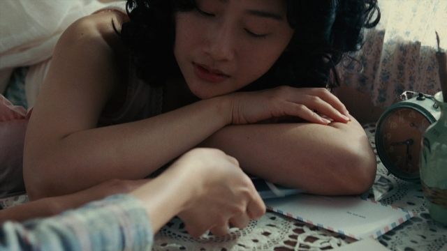 Frame from Se, jie — book, table, bed