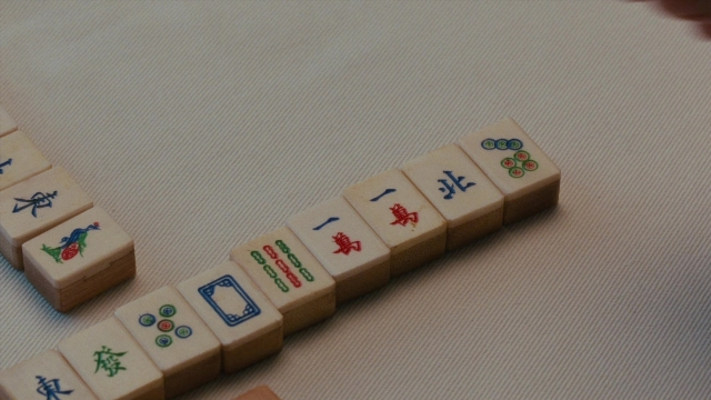 Frame from Se, jie — hand, bird, toy