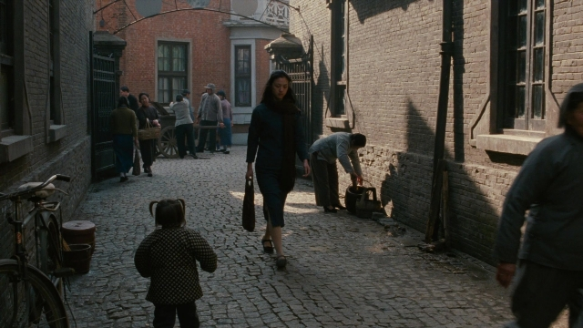 Wide shot frame from Se, jie — standing, walking, street