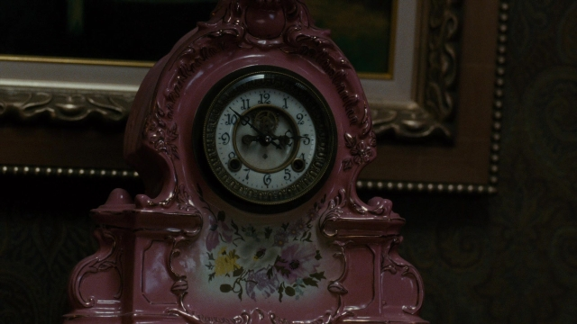 Wide shot frame from Se, jie — room, face, clock