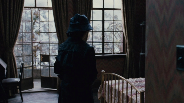 Wide shot frame from Se, jie — standing, room, table