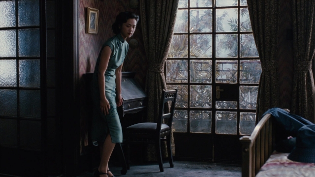 Wide shot frame from Se, jie — standing, room, bed