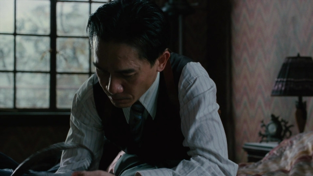 Wide shot frame from Se, jie — sitting, room, bed