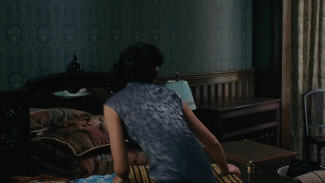 Wide shot frame from Se, jie — sitting, room, bed