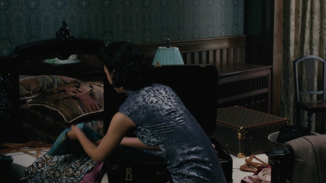 Wide shot frame from Se, jie — sitting, room, bed