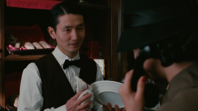 Medium shot frame from Se, jie — standing, plate, room