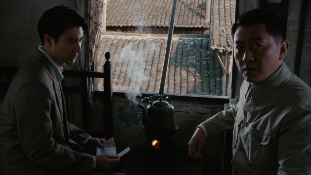 Wide shot frame from Se, jie — sitting, room, fire