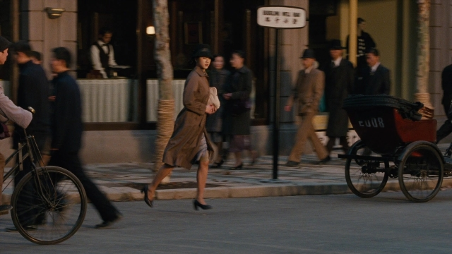 Medium shot frame from Se, jie — walking, street, night