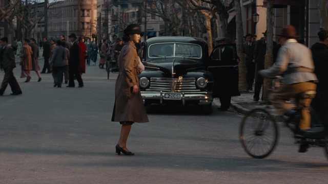 Wide shot frame from Se, jie — walking, street, hat