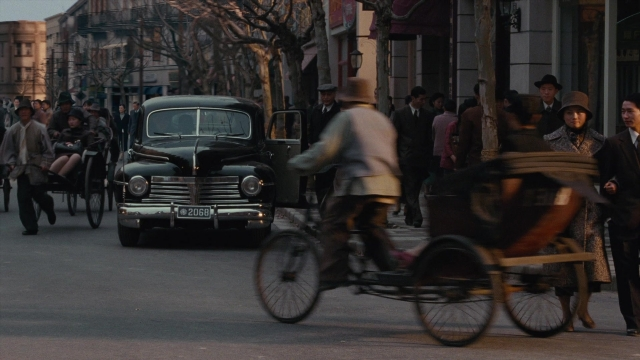 Wide shot frame from Se, jie — walking, street, hat