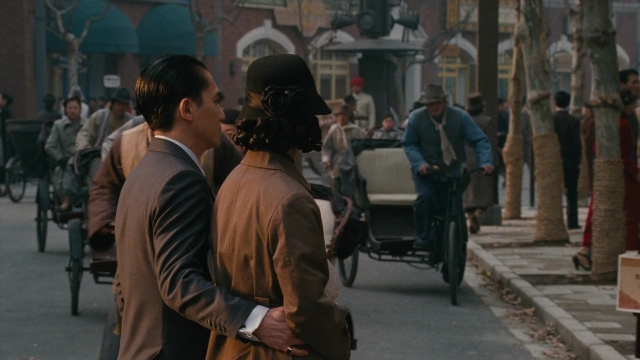 Wide shot frame from Se, jie — standing, walking, dialogue