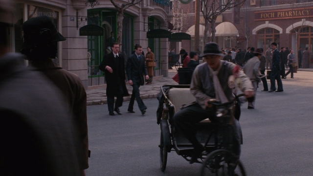 Wide shot frame from Se, jie — walking, dialogue, street