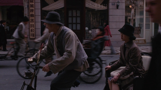 Wide shot frame from Se, jie — sitting, walking, dialogue