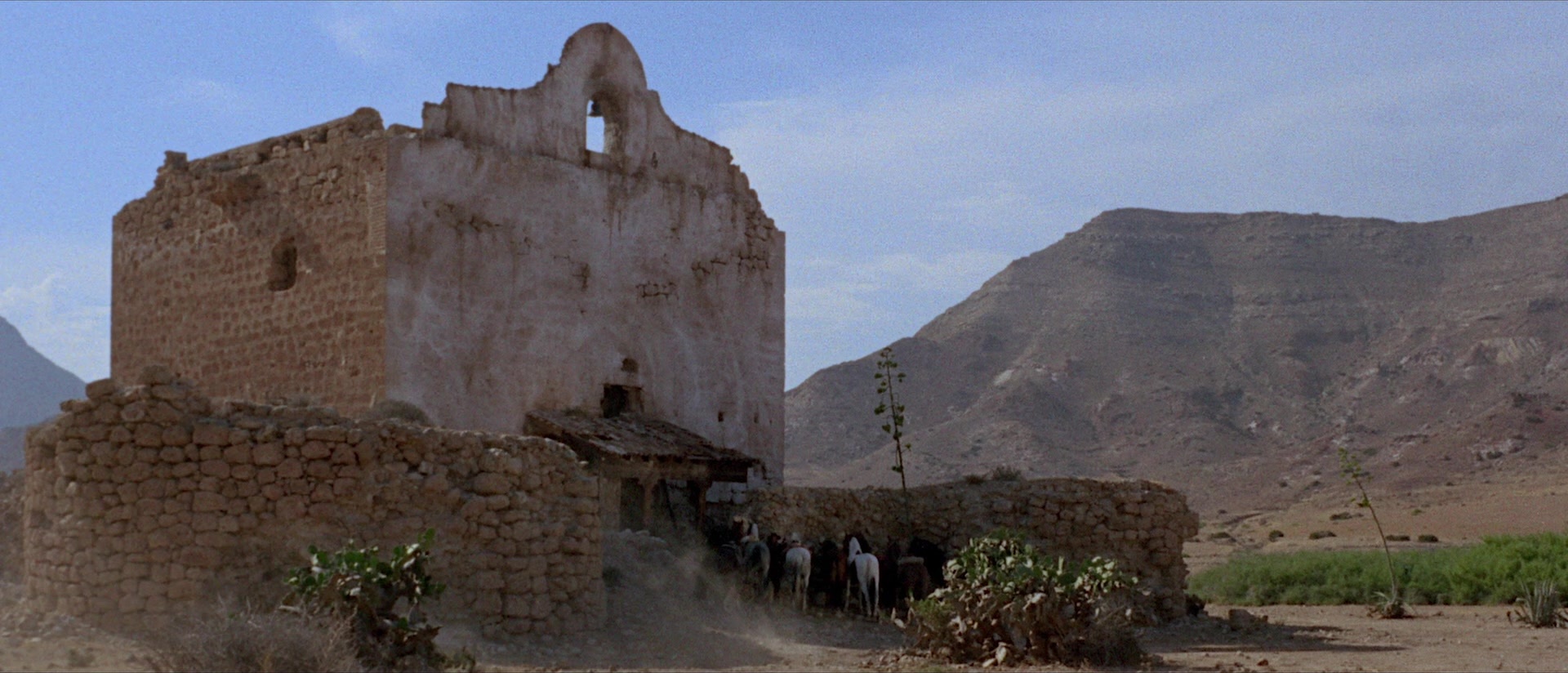 Per qualche dollaro in più (1965), wide, 2.33:1 — film still