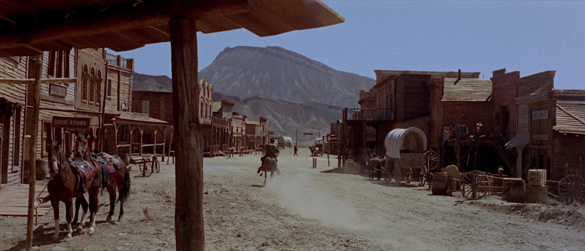 Per qualche dollaro in più (1965), wide, 2.33:1 — film still
