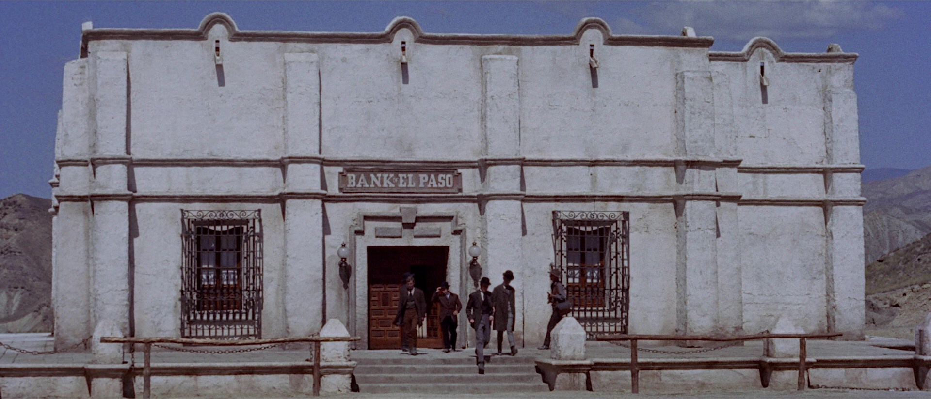 Per qualche dollaro in più (1965), wide, 2.33:1 — film still