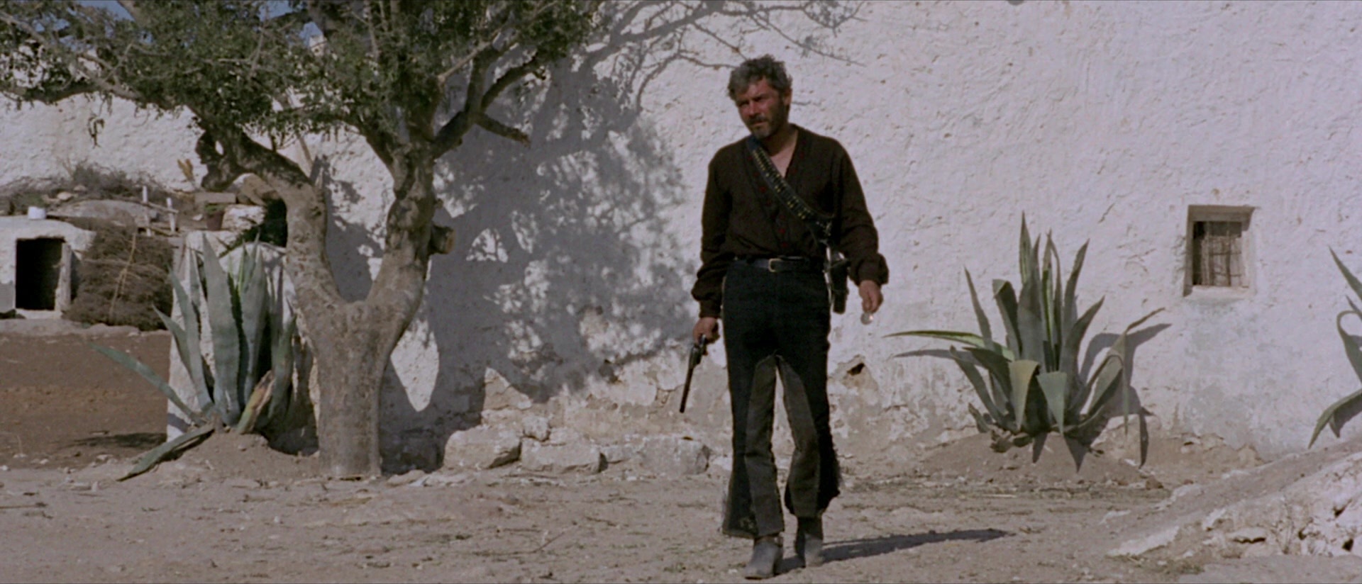 Per qualche dollaro in più (1965), wide, 2.33:1 — film still