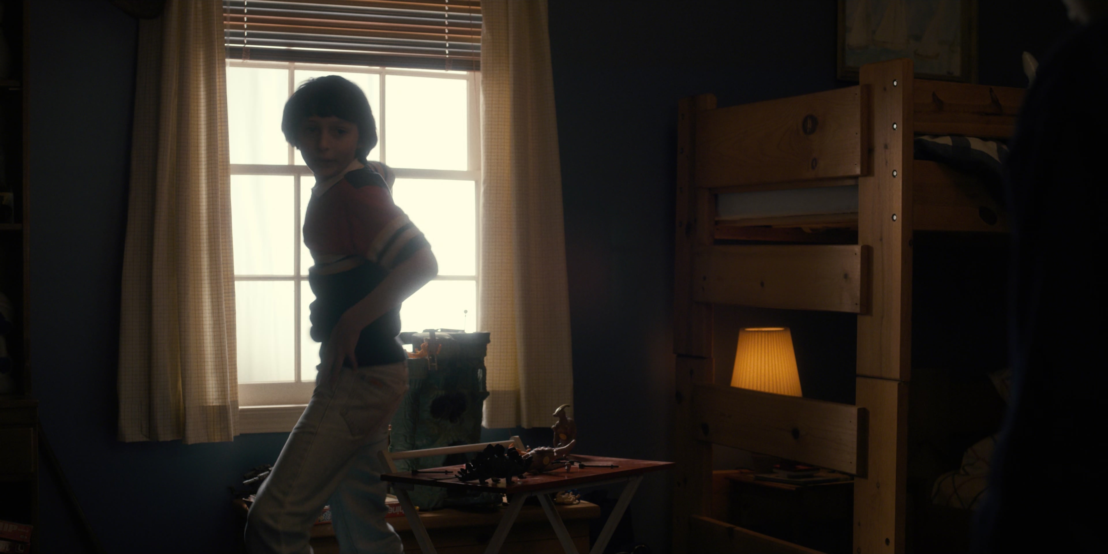 Stranger Things (2016), wide, 2.00:1 — film still