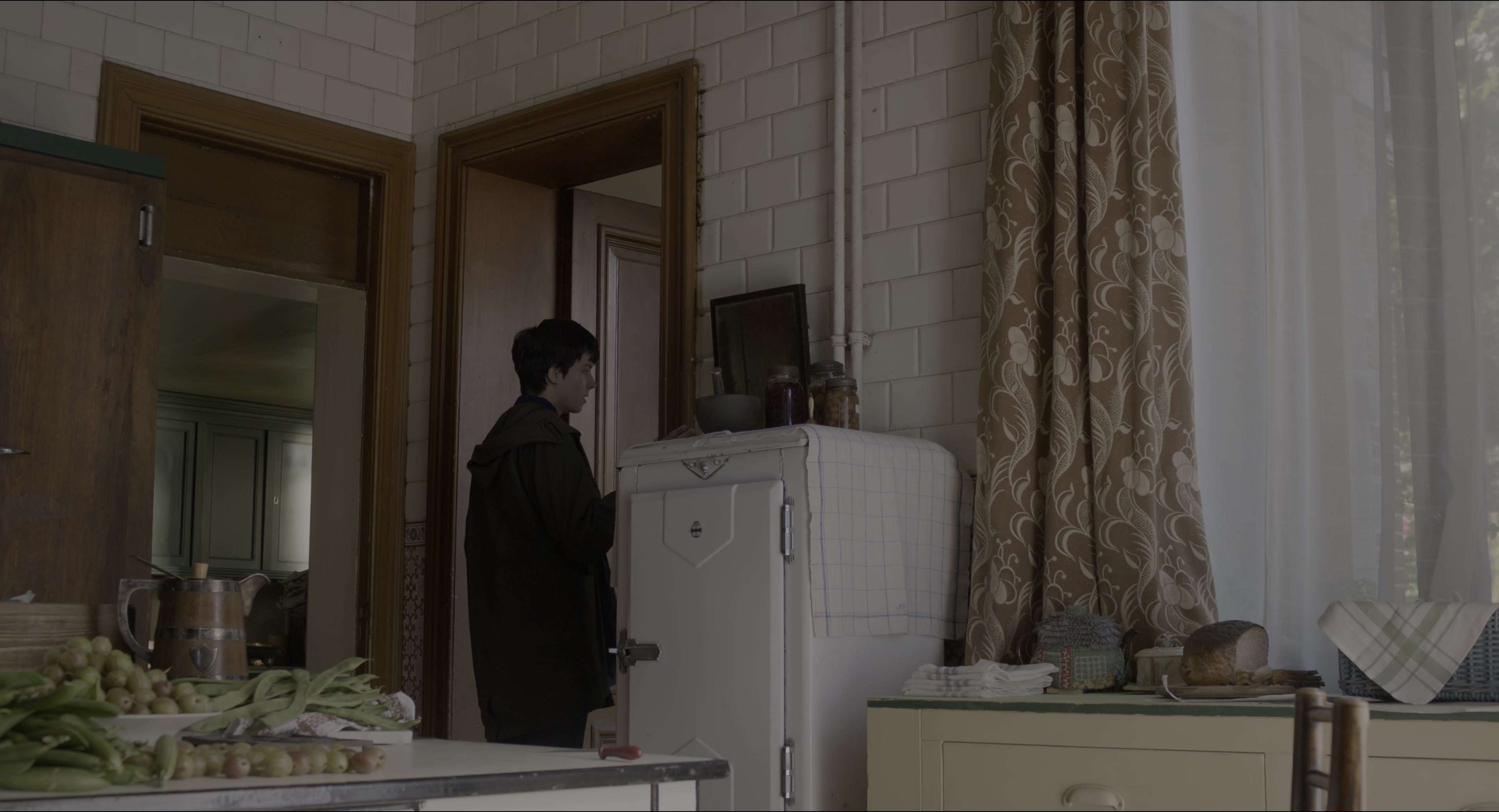 Miss Peregrine's Home for Peculiar Children (2016), wide, 1.85:1 — film still