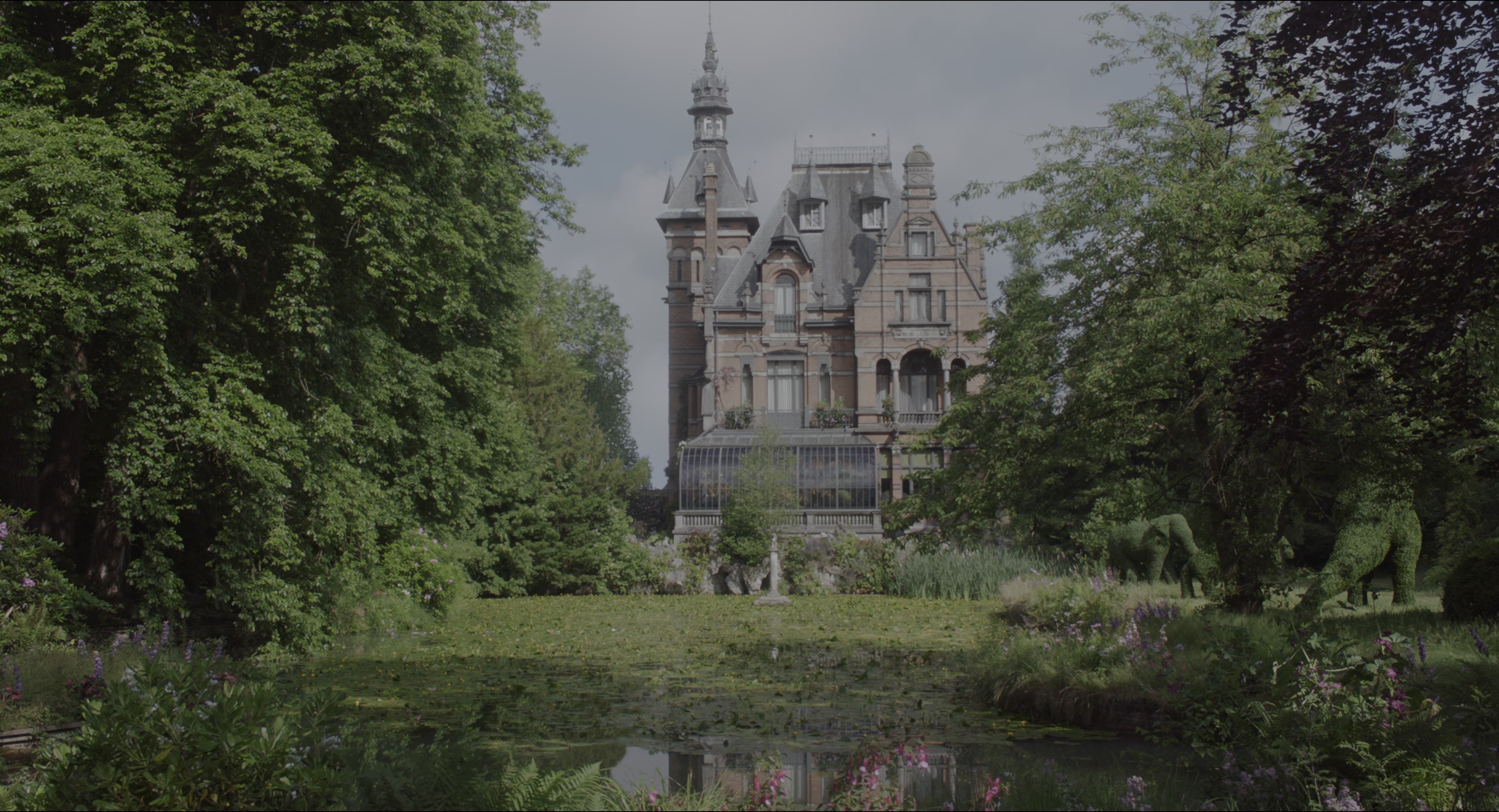 Miss Peregrine's Home for Peculiar Children (2016), wide, 1.85:1 — film still