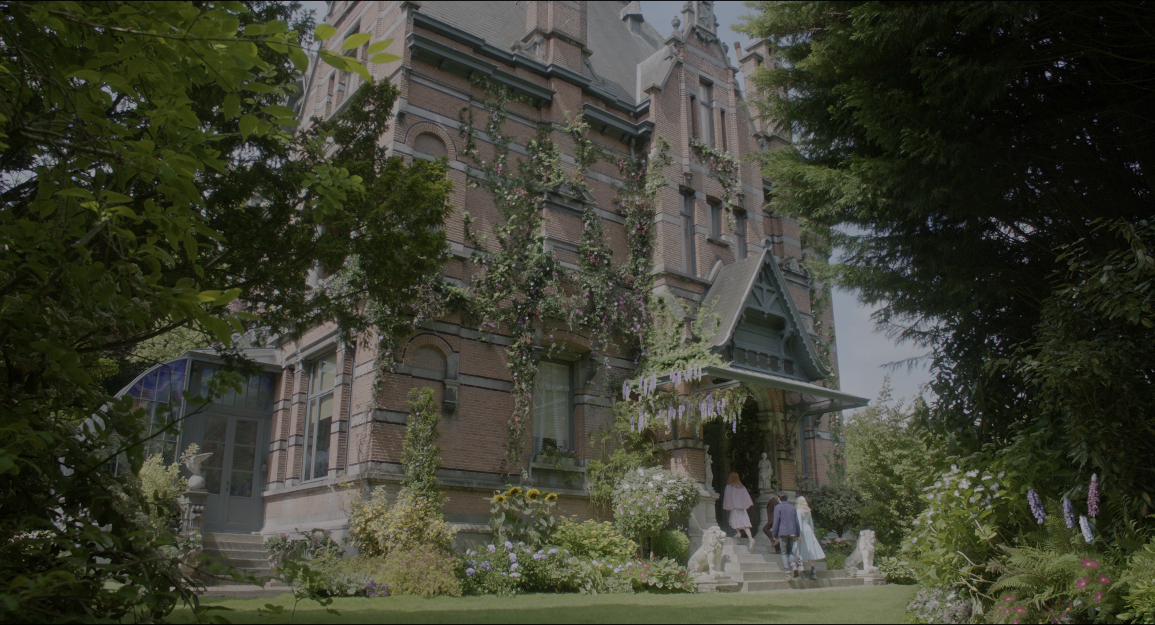 Miss Peregrine's Home for Peculiar Children (2016), wide, 1.85:1 — film still
